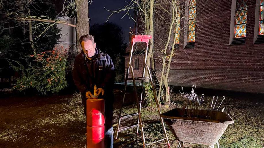 Wolfgang beim alljährlichen Entzünden der Kerze für Frieden und gegen Hunger vor der Kirche Schildow