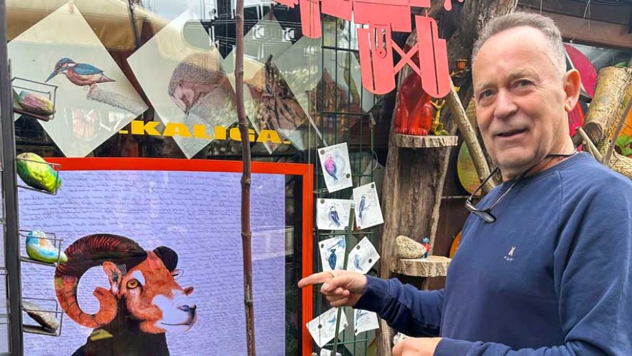 Wolfgang in seiner Galerie erklärt das Bild mit dem Steinbock "Mönki"