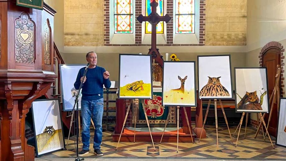Wolfgang Kaliga redet zur Vernissage seiner Ausstellung in der Kirche Schildow