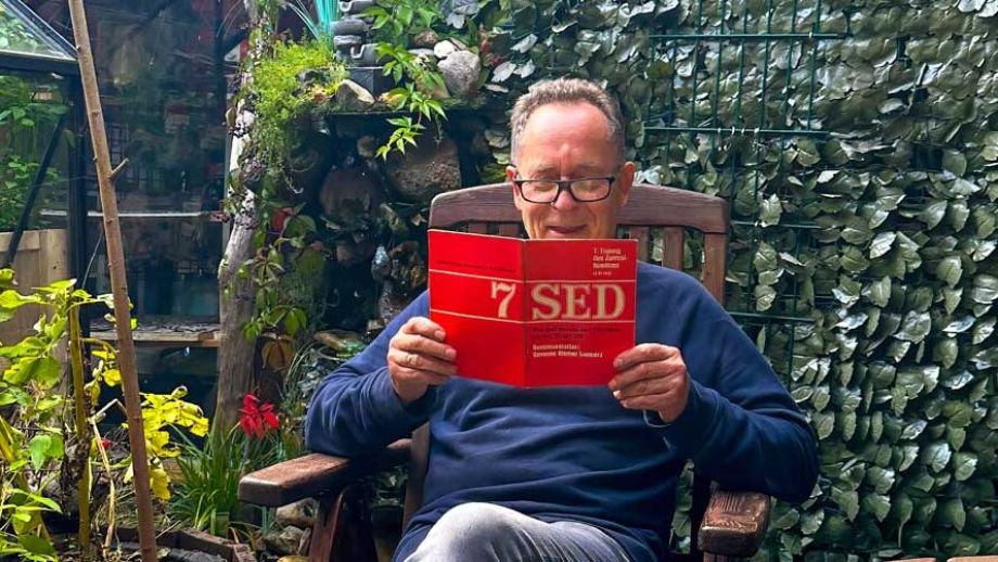 Wolfgang Kaliga liest in seiner Galerie aus einem ehemaligen SED-Buch