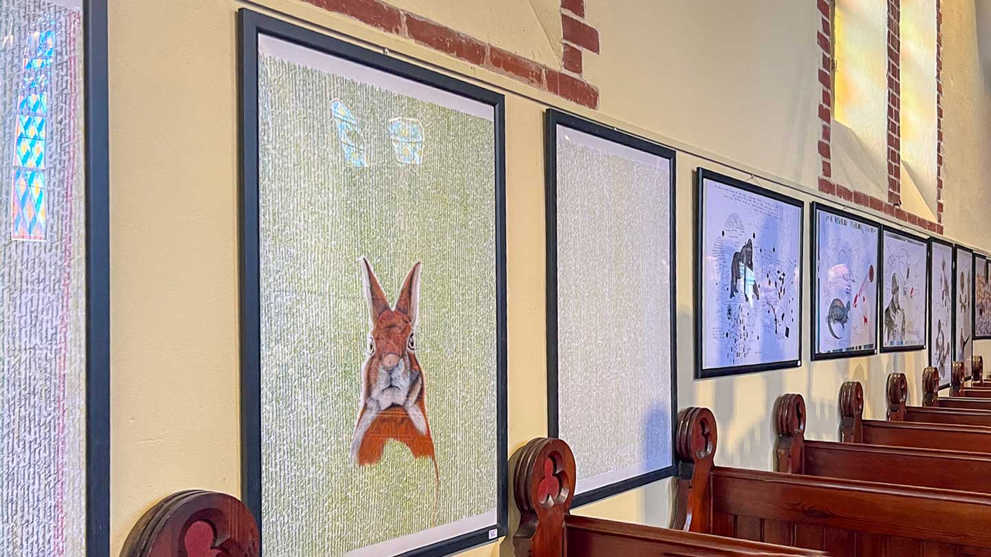 Bilder an der Wand der Kirche Schildow im Rahmen der Ausstellung von Wolfgang Kaliga von Herbst 2021 bis Winter 2022