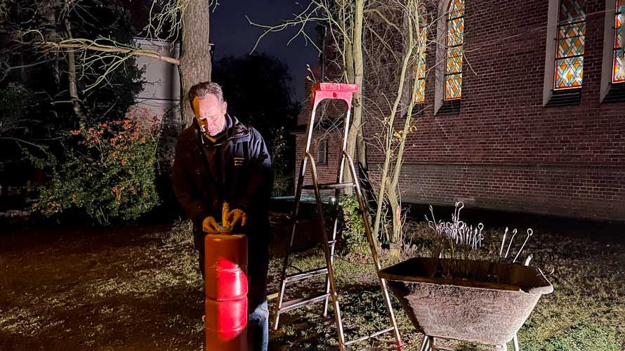 Wolfgang beim alljährlichen Entzünden der Kerze für Frieden und gegen Hunger vor der Kirche Schildow
