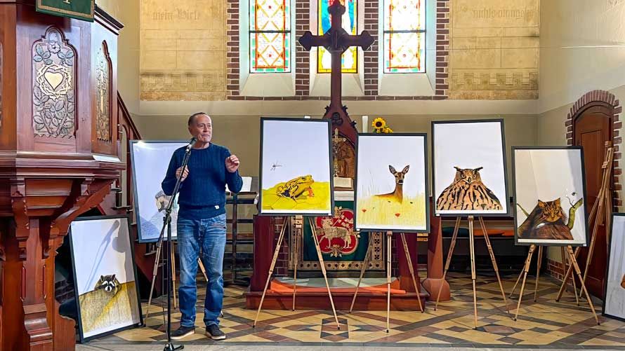 Wolfgang Kaliga redet zur Vernissage seiner Ausstellung in der Kirche Schildow
